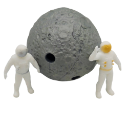 Astronauta na księżycu, zabawka sensoryczna