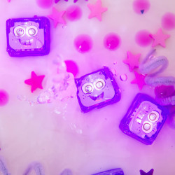 Fioletowe kostki Glo Pals – zabawa sensoryczna w wodzie